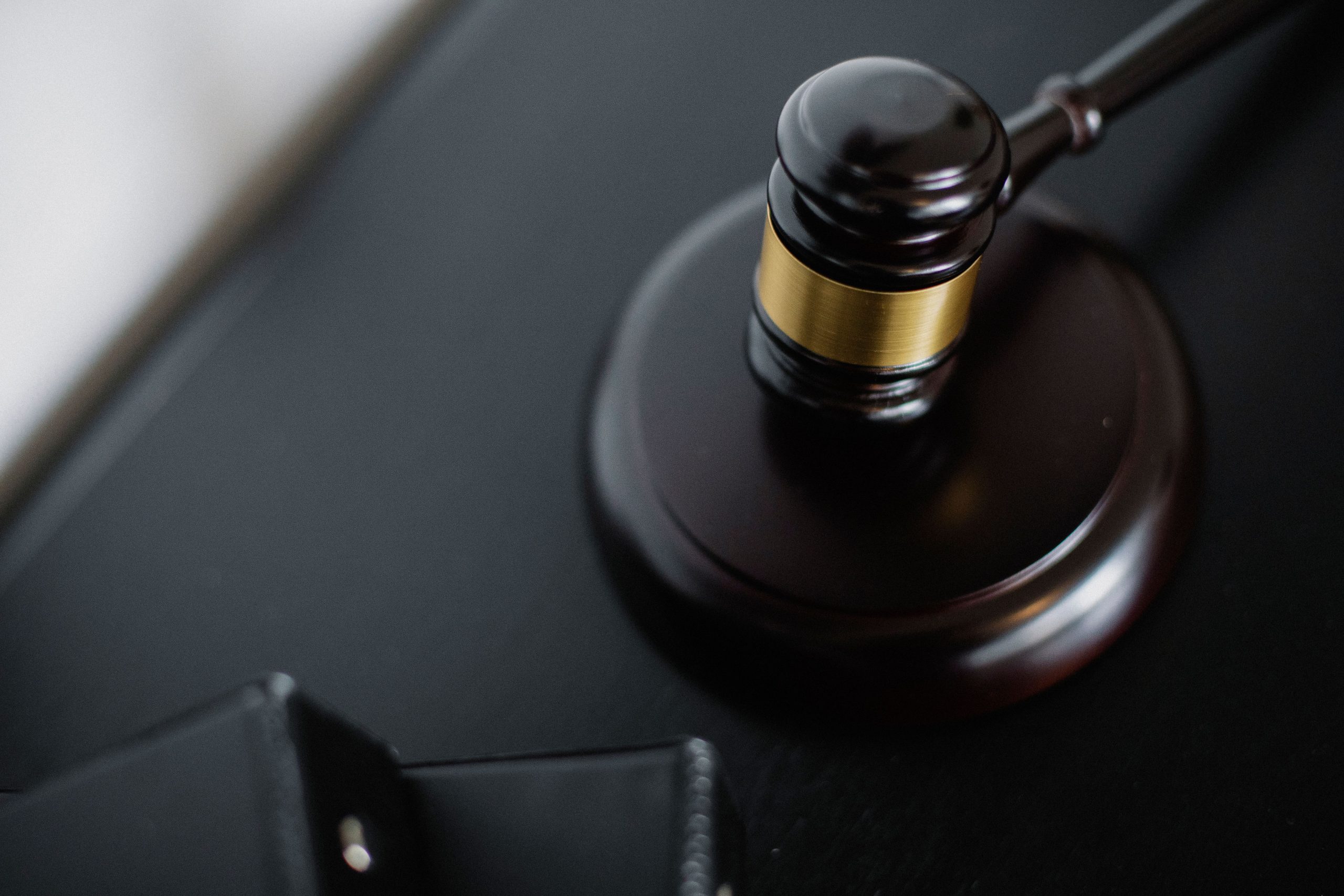 litigation-funding-courtroom-gavel Wooden gavel beside legal folders in a courtroom, representing litigation and dispute resolution